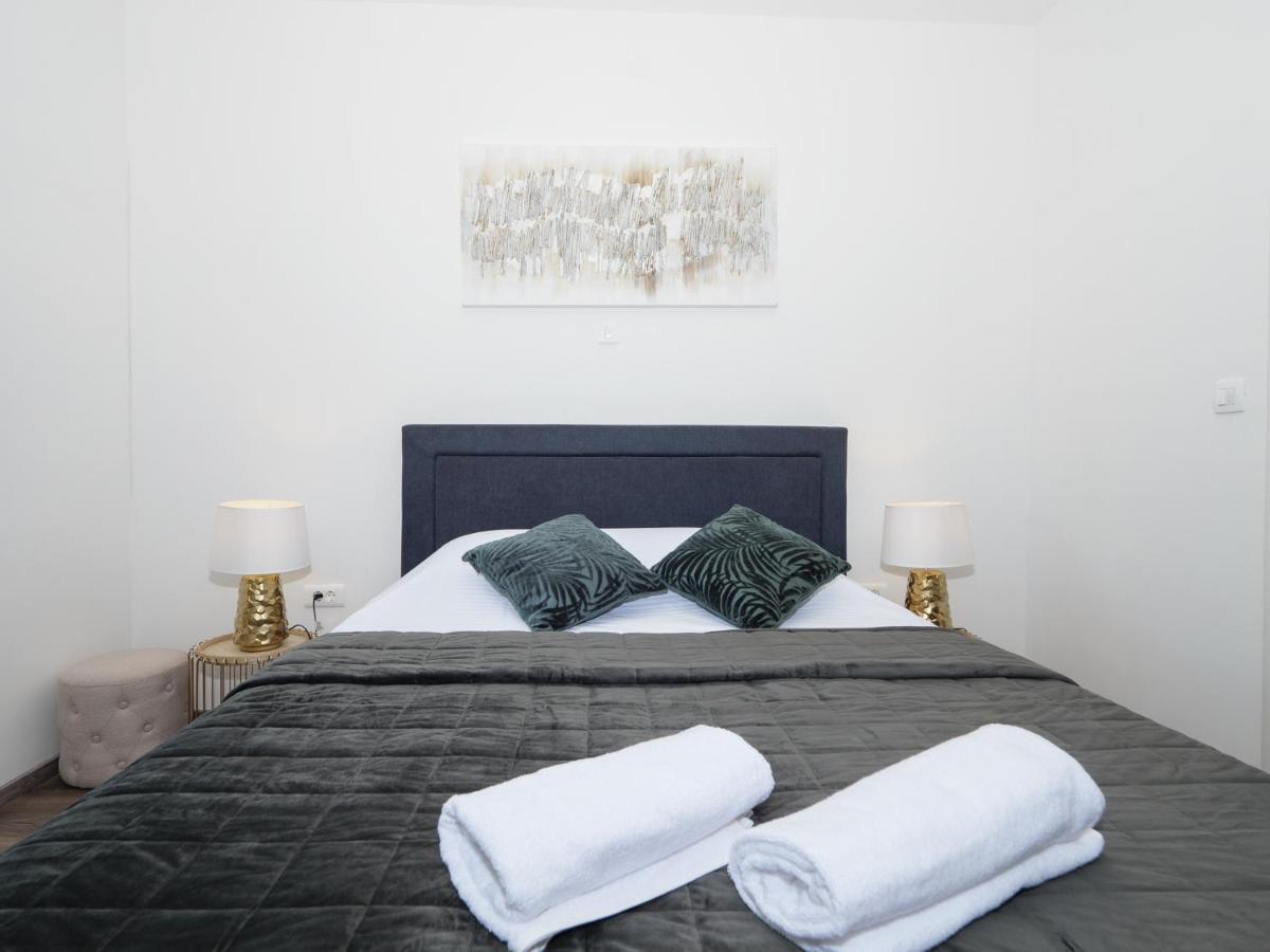 Arena Delight Studio Apartments Pula Exterior photo
